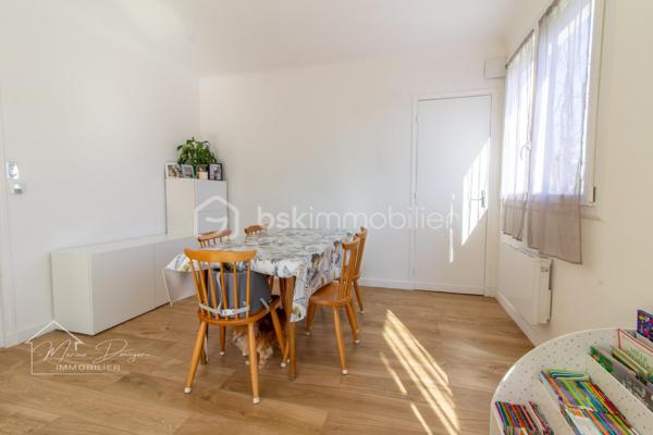 Sur la Commune de Cerny, proche centre ville de La Ferte-Alais, venez découvrir cette charmante maison rénovée intérieurement de 105m2 habitable et de 120m2 au sol, sur un terrain de 524m2 et son sous-sol total.

Cette maison comprend au rez de chaussée une entrée type loggia, une cuisine spacieuse et moderne, aménagée et équipée, une séjour lumineux donnant accès a une terrasse bien exposée. 
Dans l’espace nuit vous trouverez une salle d’eau, un toilette séparé ainsi que deux chambres.

À l’étage vous trouverez sur le palier un espace bureau et deux grandes chambres.

Au sous-sol vous trouverez un espace rangement, un atelier, une partie garage et une cave.

Les ++ Volets roulants électrique, double vitrage.

Profitez également de son emplacement stratégique à proximité de commerces, écoles, et transports en commun, facilitant tous vos déplacements quotidiens.