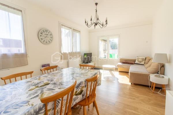 Sur la Commune de Cerny, proche centre ville de La Ferte-Alais, venez découvrir cette charmante maison rénovée intérieurement de 105m2 habitable et de 120m2 au sol, sur un terrain de 524m2 et son sous-sol total.

Cette maison comprend au rez de chaussée une entrée type loggia, une cuisine spacieuse et moderne, aménagée et équipée, une séjour lumineux donnant accès a une terrasse bien exposée. 
Dans l’espace nuit vous trouverez une salle d’eau, un toilette séparé ainsi que deux chambres.

À l’étage vous trouverez sur le palier un espace bureau et deux grandes chambres.

Au sous-sol vous trouverez un espace rangement, un atelier, une partie garage et une cave.

Les ++ Volets roulants électrique, double vitrage.

Profitez également de son emplacement stratégique à proximité de commerces, écoles, et transports en commun, facilitant tous vos déplacements quotidiens.