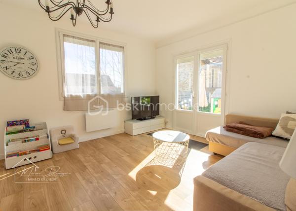 Sur la Commune de Cerny, proche centre ville de La Ferte-Alais, venez découvrir cette charmante maison rénovée intérieurement de 105m2 habitable et de 120m2 au sol, sur un terrain de 524m2 et son sous-sol total.

Cette maison comprend au rez de chaussée une entrée type loggia, une cuisine spacieuse et moderne, aménagée et équipée, une séjour lumineux donnant accès a une terrasse bien exposée. 
Dans l’espace nuit vous trouverez une salle d’eau, un toilette séparé ainsi que deux chambres.

À l’étage vous trouverez sur le palier un espace bureau et deux grandes chambres.

Au sous-sol vous trouverez un espace rangement, un atelier, une partie garage et une cave.

Les ++ Volets roulants électrique, double vitrage.

Profitez également de son emplacement stratégique à proximité de commerces, écoles, et transports en commun, facilitant tous vos déplacements quotidiens.
