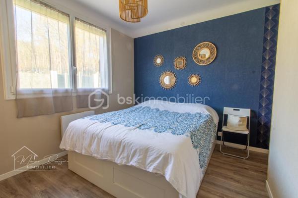 Sur la Commune de Cerny, proche centre ville de La Ferte-Alais, venez découvrir cette charmante maison rénovée intérieurement de 105m2 habitable et de 120m2 au sol, sur un terrain de 524m2 et son sous-sol total.

Cette maison comprend au rez de chaussée une entrée type loggia, une cuisine spacieuse et moderne, aménagée et équipée, une séjour lumineux donnant accès a une terrasse bien exposée. 
Dans l’espace nuit vous trouverez une salle d’eau, un toilette séparé ainsi que deux chambres.

À l’étage vous trouverez sur le palier un espace bureau et deux grandes chambres.

Au sous-sol vous trouverez un espace rangement, un atelier, une partie garage et une cave.

Les ++ Volets roulants électrique, double vitrage.

Profitez également de son emplacement stratégique à proximité de commerces, écoles, et transports en commun, facilitant tous vos déplacements quotidiens.