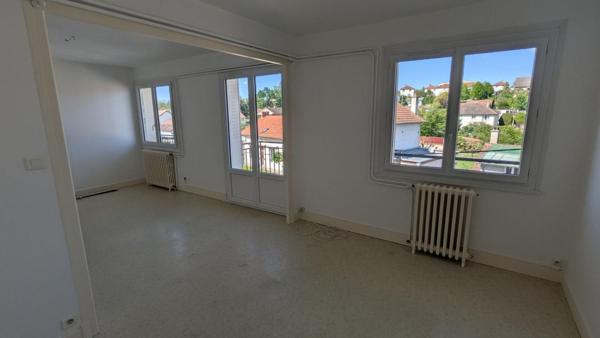 Appartement F5 avec cave et garage, repeint à neuf