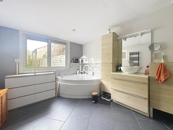 Maison de ville – 170 m² – 5 chambres – jardin sans vis-à-vis – garage traversant + cave à vendre