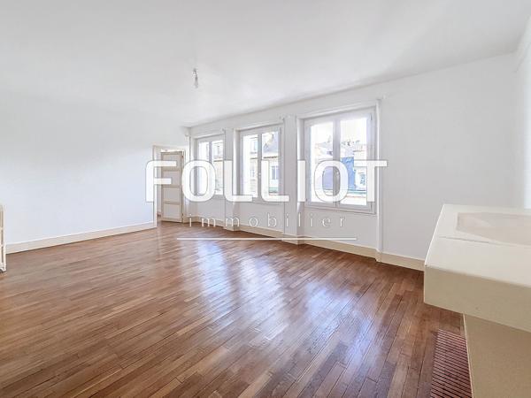 A LOUER - CENTRE VILLE - BEAU T3 DE 86.10 m2 TRES LUMINEUX SITUÉ AU 2EME ETAGE