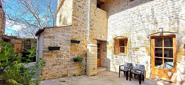 Maison de village authentique en pierres avec cour intérieure et terrasse