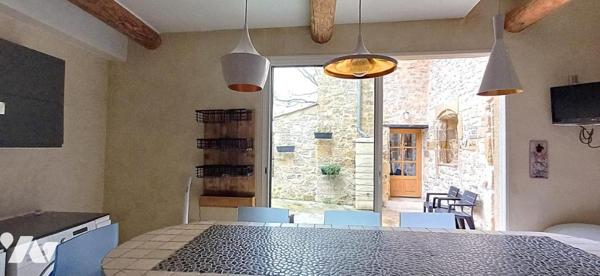 Maison de village authentique en pierres avec cour intérieure et terrasse