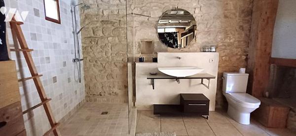 Maison de village authentique en pierres avec cour intérieure et terrasse