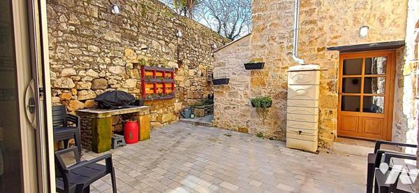 Maison de village authentique en pierres avec cour intérieure et terrasse