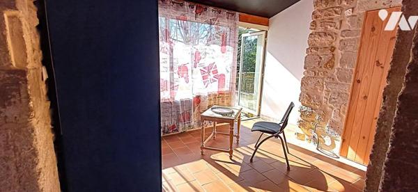 Maison de village authentique en pierres avec cour intérieure et terrasse