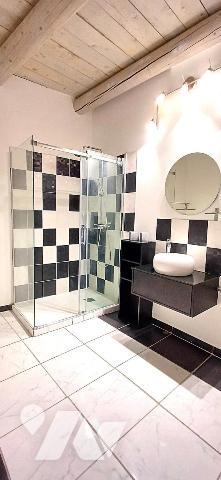 Maison de village authentique en pierres avec cour intérieure et terrasse