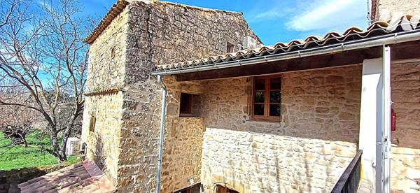 Maison de village authentique en pierres avec cour intérieure et terrasse