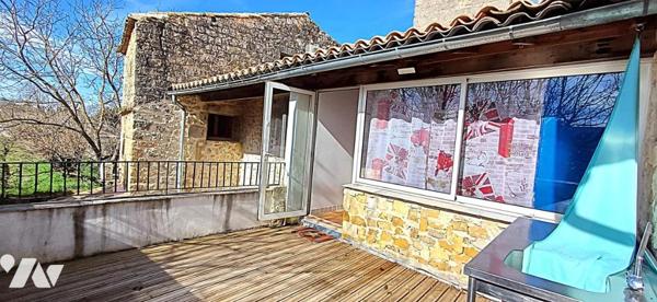 Maison de village authentique en pierres avec cour intérieure et terrasse