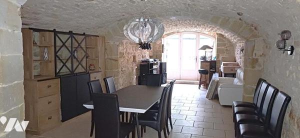 Maison de village authentique en pierres avec cour intérieure et terrasse