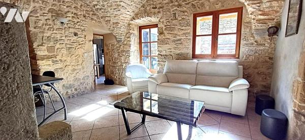 Maison de village authentique en pierres avec cour intérieure et terrasse