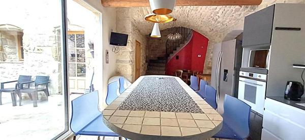 Maison de village authentique en pierres avec cour intérieure et terrasse