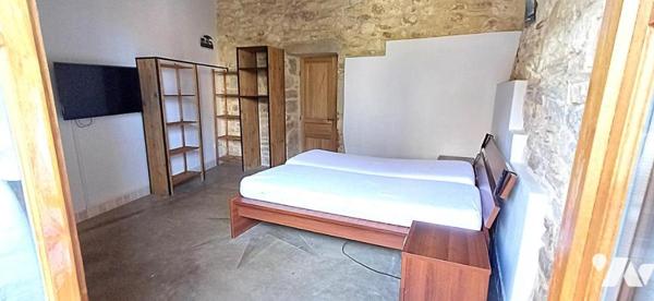 Maison de village authentique en pierres avec cour intérieure et terrasse