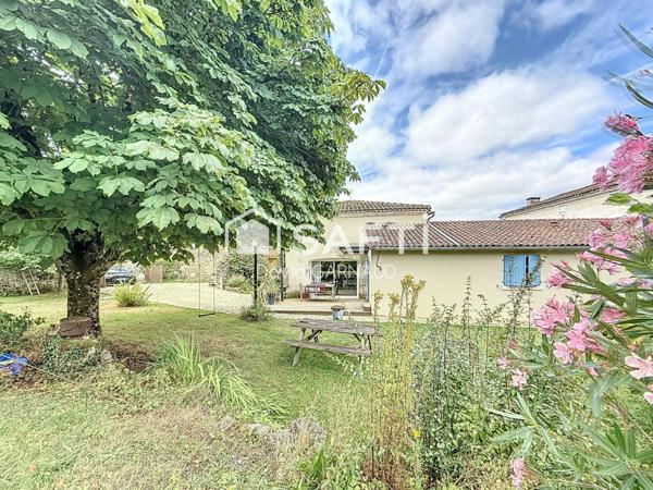 Ensemble de deux maisons dans un hameau de campagne
