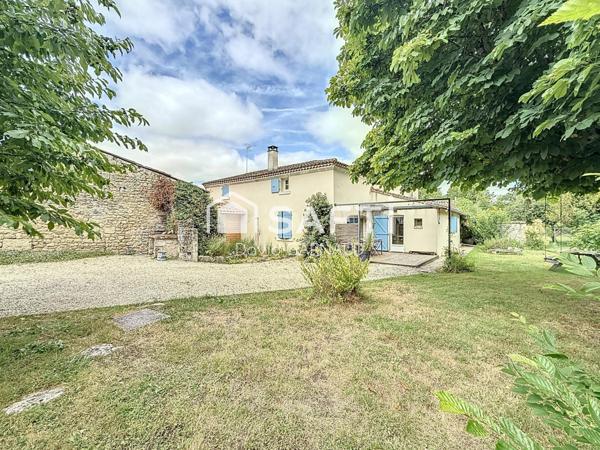 Ensemble de deux maisons dans un hameau de campagne