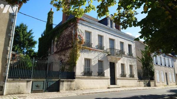 BIEN UNIQUE QUAI TCHEKOFF ! TRES BELLE MAISON BOURGEOISE AVEC DEPENDANCE ET PARC CLOS DE MURS !