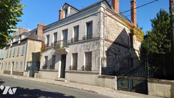 BIEN UNIQUE QUAI TCHEKOFF ! TRES BELLE MAISON BOURGEOISE AVEC DEPENDANCE ET PARC CLOS DE MURS !