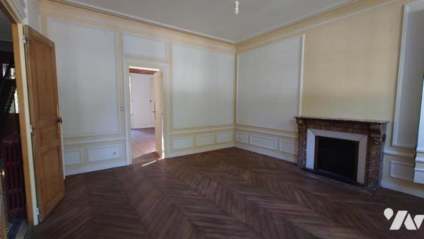 BIEN UNIQUE QUAI TCHEKOFF ! TRES BELLE MAISON BOURGEOISE AVEC DEPENDANCE ET PARC CLOS DE MURS !