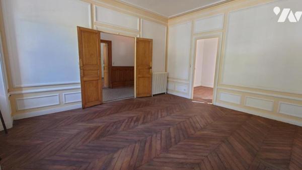 BIEN UNIQUE QUAI TCHEKOFF ! TRES BELLE MAISON BOURGEOISE AVEC DEPENDANCE ET PARC CLOS DE MURS !