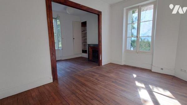 BIEN UNIQUE QUAI TCHEKOFF ! TRES BELLE MAISON BOURGEOISE AVEC DEPENDANCE ET PARC CLOS DE MURS !