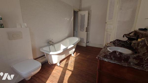 BIEN UNIQUE QUAI TCHEKOFF ! TRES BELLE MAISON BOURGEOISE AVEC DEPENDANCE ET PARC CLOS DE MURS !