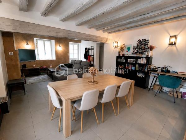 À moins de 100 mètres du parc du château et à proximité immédiate du centre-ville, découvrez cette maison de village d’environ 115 m² habitables, propre, entretenue et sans travaux particuliers à prévoir.

Au rez-de-chaussée, elle se compose d’une belle pièce de vie avec poutres apparentes, d’une cuisine ouverte aménagée et équipée, d’une salle de bains, d’un WC indépendant, d’une lingerie et d’un cellier.
À l’étage, le palier dessert trois chambres, une salle d’eau, un second WC et un grand placard aménagé.

La maison est implantée sur une parcelle de 288 m² avec un petit jardin clos, une terrasse, un espace de stationnement et un abri de jardin pour les vélos, la tondeuse et le matériel extérieur.

Le véritable atout de cette maison : une magnifique cave voûtée en pierre, entièrement carrelée, offrant un espace rare et plein de caractère.

Chauffage par pompe à chaleur air/eau, complété par un foyer bois.