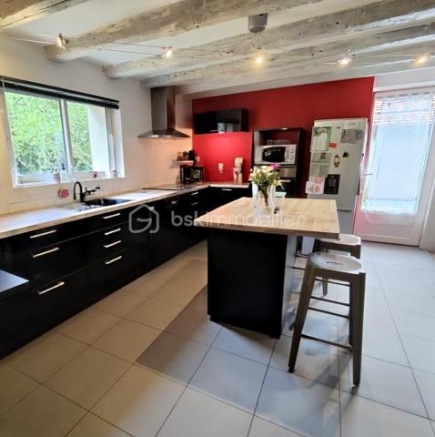 À moins de 100 mètres du parc du château et à proximité immédiate du centre-ville, découvrez cette maison de village d’environ 115 m² habitables, propre, entretenue et sans travaux particuliers à prévoir.

Au rez-de-chaussée, elle se compose d’une belle pièce de vie avec poutres apparentes, d’une cuisine ouverte aménagée et équipée, d’une salle de bains, d’un WC indépendant, d’une lingerie et d’un cellier.
À l’étage, le palier dessert trois chambres, une salle d’eau, un second WC et un grand placard aménagé.

La maison est implantée sur une parcelle de 288 m² avec un petit jardin clos, une terrasse, un espace de stationnement et un abri de jardin pour les vélos, la tondeuse et le matériel extérieur.

Le véritable atout de cette maison : une magnifique cave voûtée en pierre, entièrement carrelée, offrant un espace rare et plein de caractère.

Chauffage par pompe à chaleur air/eau, complété par un foyer bois.