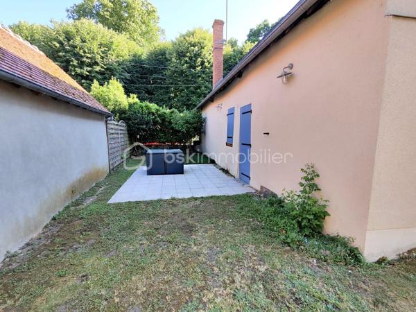 À moins de 100 mètres du parc du château et à proximité immédiate du centre-ville, découvrez cette maison de village d’environ 115 m² habitables, propre, entretenue et sans travaux particuliers à prévoir.

Au rez-de-chaussée, elle se compose d’une belle pièce de vie avec poutres apparentes, d’une cuisine ouverte aménagée et équipée, d’une salle de bains, d’un WC indépendant, d’une lingerie et d’un cellier.
À l’étage, le palier dessert trois chambres, une salle d’eau, un second WC et un grand placard aménagé.

La maison est implantée sur une parcelle de 288 m² avec un petit jardin clos, une terrasse, un espace de stationnement et un abri de jardin pour les vélos, la tondeuse et le matériel extérieur.

Le véritable atout de cette maison : une magnifique cave voûtée en pierre, entièrement carrelée, offrant un espace rare et plein de caractère.

Chauffage par pompe à chaleur air/eau, complété par un foyer bois.