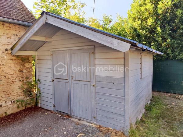 À moins de 100 mètres du parc du château et à proximité immédiate du centre-ville, découvrez cette maison de village d’environ 115 m² habitables, propre, entretenue et sans travaux particuliers à prévoir.

Au rez-de-chaussée, elle se compose d’une belle pièce de vie avec poutres apparentes, d’une cuisine ouverte aménagée et équipée, d’une salle de bains, d’un WC indépendant, d’une lingerie et d’un cellier.
À l’étage, le palier dessert trois chambres, une salle d’eau, un second WC et un grand placard aménagé.

La maison est implantée sur une parcelle de 288 m² avec un petit jardin clos, une terrasse, un espace de stationnement et un abri de jardin pour les vélos, la tondeuse et le matériel extérieur.

Le véritable atout de cette maison : une magnifique cave voûtée en pierre, entièrement carrelée, offrant un espace rare et plein de caractère.

Chauffage par pompe à chaleur air/eau, complété par un foyer bois.