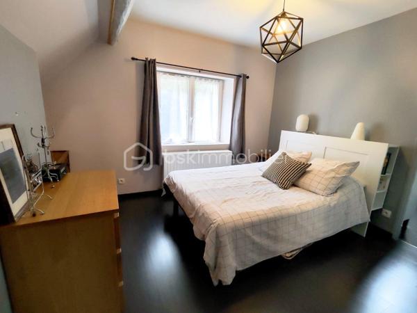 À moins de 100 mètres du parc du château et à proximité immédiate du centre-ville, découvrez cette maison de village d’environ 115 m² habitables, propre, entretenue et sans travaux particuliers à prévoir.

Au rez-de-chaussée, elle se compose d’une belle pièce de vie avec poutres apparentes, d’une cuisine ouverte aménagée et équipée, d’une salle de bains, d’un WC indépendant, d’une lingerie et d’un cellier.
À l’étage, le palier dessert trois chambres, une salle d’eau, un second WC et un grand placard aménagé.

La maison est implantée sur une parcelle de 288 m² avec un petit jardin clos, une terrasse, un espace de stationnement et un abri de jardin pour les vélos, la tondeuse et le matériel extérieur.

Le véritable atout de cette maison : une magnifique cave voûtée en pierre, entièrement carrelée, offrant un espace rare et plein de caractère.

Chauffage par pompe à chaleur air/eau, complété par un foyer bois.