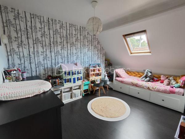 À moins de 100 mètres du parc du château et à proximité immédiate du centre-ville, découvrez cette maison de village d’environ 115 m² habitables, propre, entretenue et sans travaux particuliers à prévoir.

Au rez-de-chaussée, elle se compose d’une belle pièce de vie avec poutres apparentes, d’une cuisine ouverte aménagée et équipée, d’une salle de bains, d’un WC indépendant, d’une lingerie et d’un cellier.
À l’étage, le palier dessert trois chambres, une salle d’eau, un second WC et un grand placard aménagé.

La maison est implantée sur une parcelle de 288 m² avec un petit jardin clos, une terrasse, un espace de stationnement et un abri de jardin pour les vélos, la tondeuse et le matériel extérieur.

Le véritable atout de cette maison : une magnifique cave voûtée en pierre, entièrement carrelée, offrant un espace rare et plein de caractère.

Chauffage par pompe à chaleur air/eau, complété par un foyer bois.