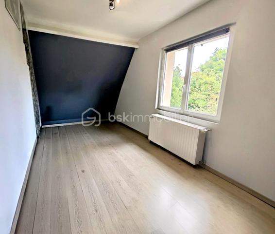 À moins de 100 mètres du parc du château et à proximité immédiate du centre-ville, découvrez cette maison de village d’environ 115 m² habitables, propre, entretenue et sans travaux particuliers à prévoir.

Au rez-de-chaussée, elle se compose d’une belle pièce de vie avec poutres apparentes, d’une cuisine ouverte aménagée et équipée, d’une salle de bains, d’un WC indépendant, d’une lingerie et d’un cellier.
À l’étage, le palier dessert trois chambres, une salle d’eau, un second WC et un grand placard aménagé.

La maison est implantée sur une parcelle de 288 m² avec un petit jardin clos, une terrasse, un espace de stationnement et un abri de jardin pour les vélos, la tondeuse et le matériel extérieur.

Le véritable atout de cette maison : une magnifique cave voûtée en pierre, entièrement carrelée, offrant un espace rare et plein de caractère.

Chauffage par pompe à chaleur air/eau, complété par un foyer bois.