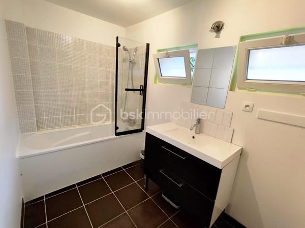 À moins de 100 mètres du parc du château et à proximité immédiate du centre-ville, découvrez cette maison de village d’environ 115 m² habitables, propre, entretenue et sans travaux particuliers à prévoir.

Au rez-de-chaussée, elle se compose d’une belle pièce de vie avec poutres apparentes, d’une cuisine ouverte aménagée et équipée, d’une salle de bains, d’un WC indépendant, d’une lingerie et d’un cellier.
À l’étage, le palier dessert trois chambres, une salle d’eau, un second WC et un grand placard aménagé.

La maison est implantée sur une parcelle de 288 m² avec un petit jardin clos, une terrasse, un espace de stationnement et un abri de jardin pour les vélos, la tondeuse et le matériel extérieur.

Le véritable atout de cette maison : une magnifique cave voûtée en pierre, entièrement carrelée, offrant un espace rare et plein de caractère.

Chauffage par pompe à chaleur air/eau, complété par un foyer bois.