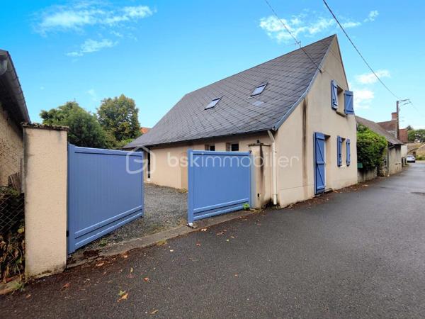 À moins de 100 mètres du parc du château et à proximité immédiate du centre-ville, découvrez cette maison de village d’environ 115 m² habitables, propre, entretenue et sans travaux particuliers à prévoir.

Au rez-de-chaussée, elle se compose d’une belle pièce de vie avec poutres apparentes, d’une cuisine ouverte aménagée et équipée, d’une salle de bains, d’un WC indépendant, d’une lingerie et d’un cellier.
À l’étage, le palier dessert trois chambres, une salle d’eau, un second WC et un grand placard aménagé.

La maison est implantée sur une parcelle de 288 m² avec un petit jardin clos, une terrasse, un espace de stationnement et un abri de jardin pour les vélos, la tondeuse et le matériel extérieur.

Le véritable atout de cette maison : une magnifique cave voûtée en pierre, entièrement carrelée, offrant un espace rare et plein de caractère.

Chauffage par pompe à chaleur air/eau, complété par un foyer bois.