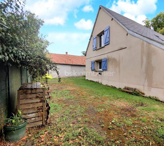 À moins de 100 mètres du parc du château et à proximité immédiate du centre-ville, découvrez cette maison de village d’environ 115 m² habitables, propre, entretenue et sans travaux particuliers à prévoir.

Au rez-de-chaussée, elle se compose d’une belle pièce de vie avec poutres apparentes, d’une cuisine ouverte aménagée et équipée, d’une salle de bains, d’un WC indépendant, d’une lingerie et d’un cellier.
À l’étage, le palier dessert trois chambres, une salle d’eau, un second WC et un grand placard aménagé.

La maison est implantée sur une parcelle de 288 m² avec un petit jardin clos, une terrasse, un espace de stationnement et un abri de jardin pour les vélos, la tondeuse et le matériel extérieur.

Le véritable atout de cette maison : une magnifique cave voûtée en pierre, entièrement carrelée, offrant un espace rare et plein de caractère.

Chauffage par pompe à chaleur air/eau, complété par un foyer bois.