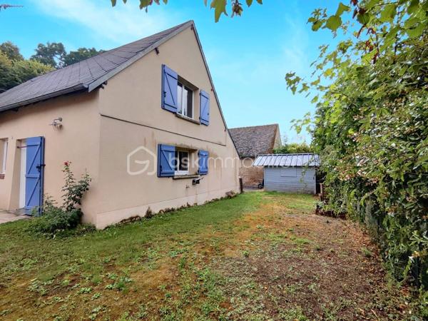 À moins de 100 mètres du parc du château et à proximité immédiate du centre-ville, découvrez cette maison de village d’environ 115 m² habitables, propre, entretenue et sans travaux particuliers à prévoir.

Au rez-de-chaussée, elle se compose d’une belle pièce de vie avec poutres apparentes, d’une cuisine ouverte aménagée et équipée, d’une salle de bains, d’un WC indépendant, d’une lingerie et d’un cellier.
À l’étage, le palier dessert trois chambres, une salle d’eau, un second WC et un grand placard aménagé.

La maison est implantée sur une parcelle de 288 m² avec un petit jardin clos, une terrasse, un espace de stationnement et un abri de jardin pour les vélos, la tondeuse et le matériel extérieur.

Le véritable atout de cette maison : une magnifique cave voûtée en pierre, entièrement carrelée, offrant un espace rare et plein de caractère.

Chauffage par pompe à chaleur air/eau, complété par un foyer bois.