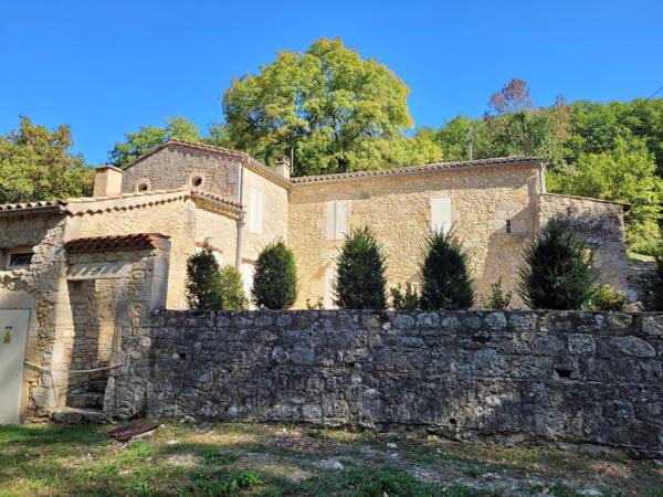Maison en pierre avec piscine, tennis et terrain