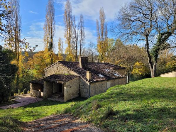 Maison en pierre avec piscine, tennis et terrain
