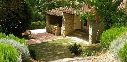 Maison en pierre avec piscine, tennis et terrain