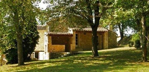 Maison en pierre avec piscine, tennis et terrain