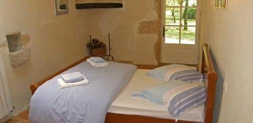 Maison en pierre avec piscine, tennis et terrain