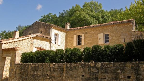 Maison en pierre avec piscine, tennis et terrain