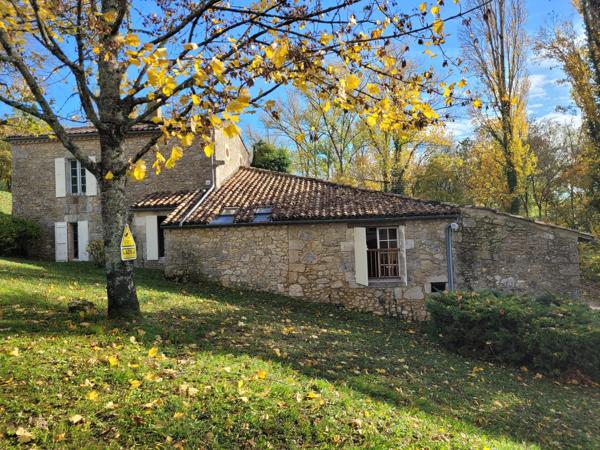 Maison en pierre avec piscine, tennis et terrain