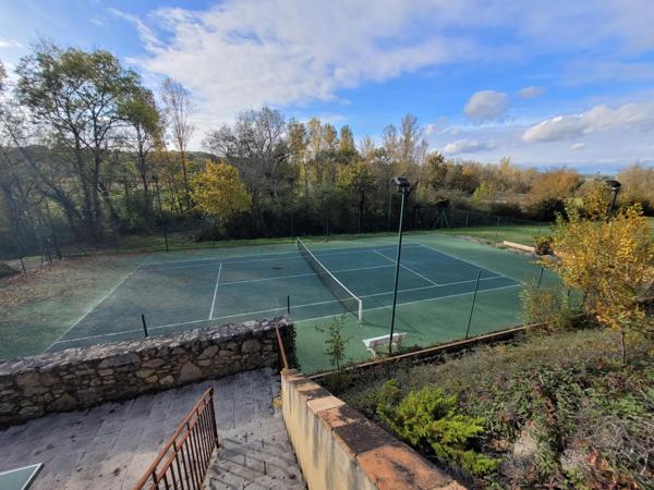 Maison en pierre avec piscine, tennis et terrain