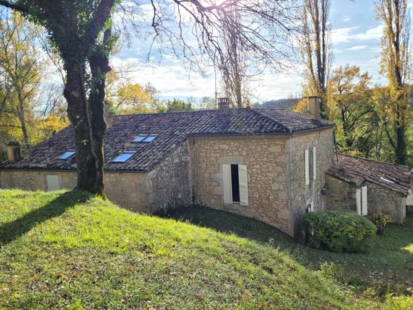 Maison en pierre avec piscine, tennis et terrain
