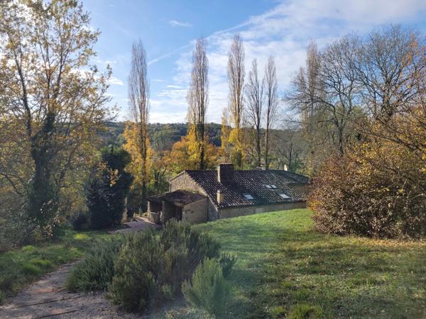 Maison en pierre avec piscine, tennis et terrain