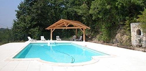 Maison en pierre avec piscine, tennis et terrain