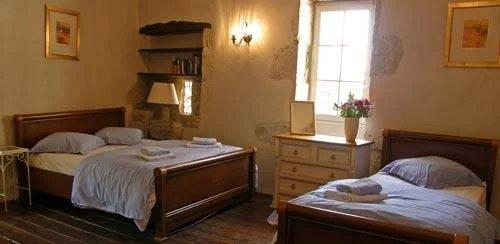 Maison en pierre avec piscine, tennis et terrain